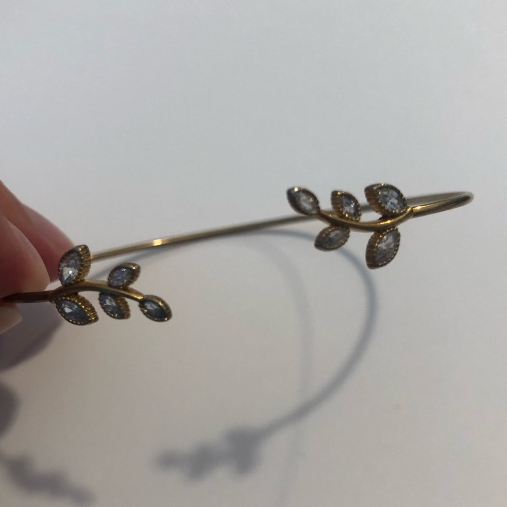 Gold bracelet with rhinestones